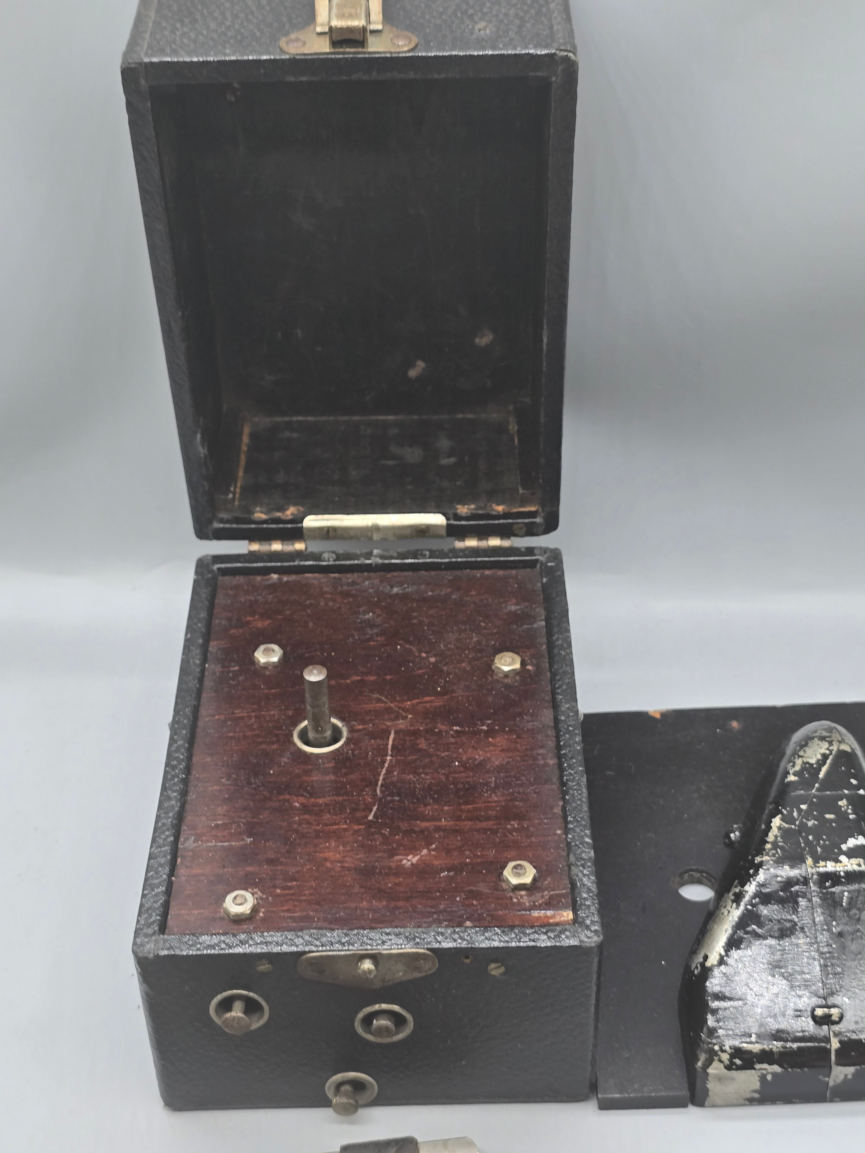 Antique Cased Mechanical Scientific Instrument w/ Accessories & Hand Crank – Early 1900s – Unidentified