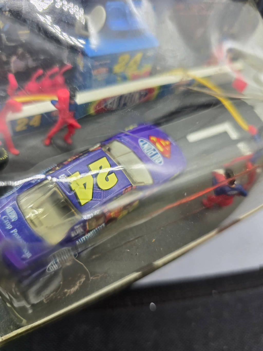 Winner's Circle NASCAR Pit Row Series Jeff Gordon #24 DuPont Pulling In Diorama w/ Box