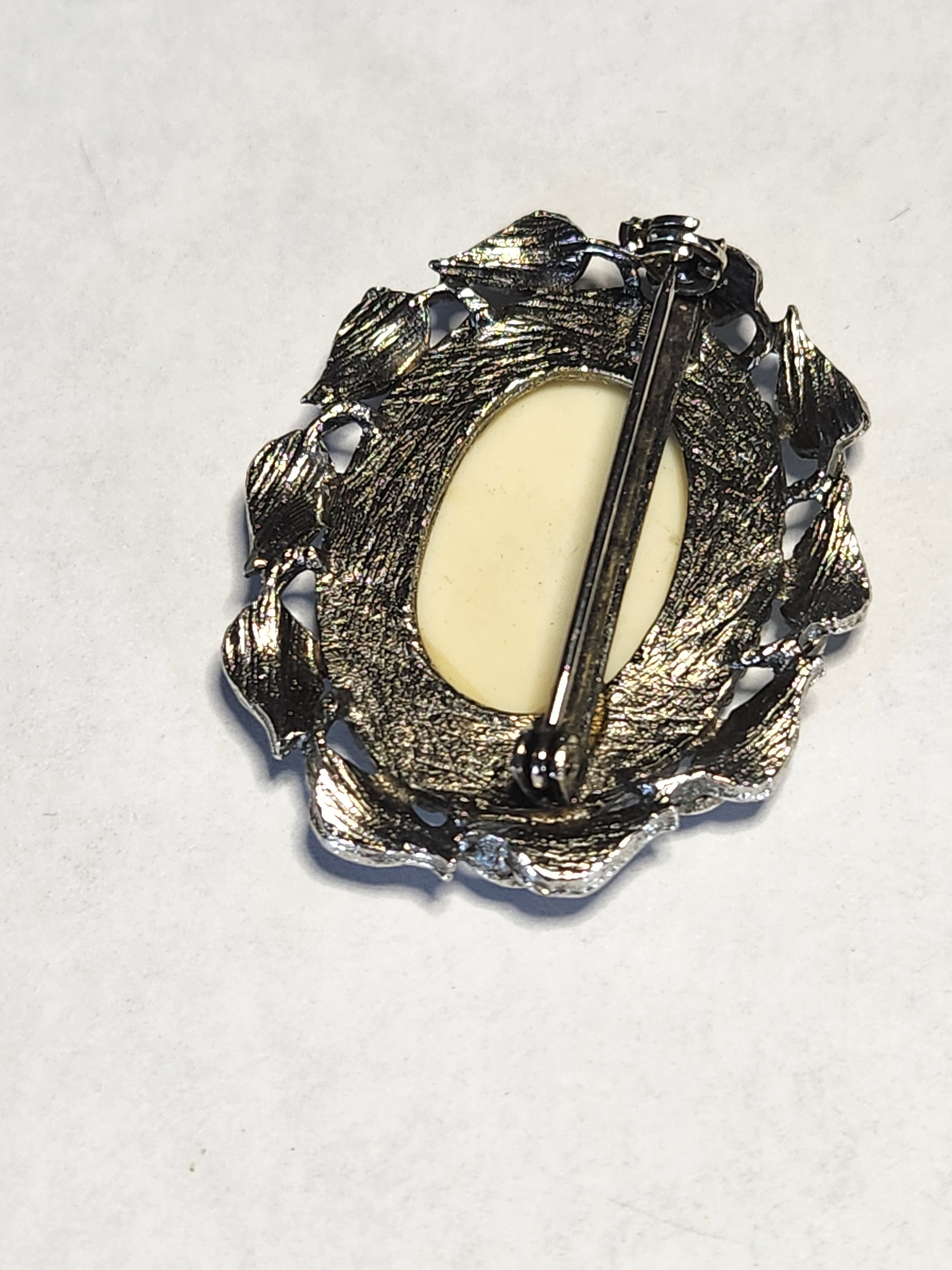 Vintage Lighthouse Scenic Cameo Brooch Silver Tone Leaf Frame Pin